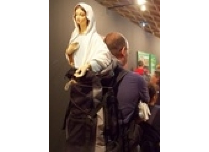 Il sacerdote con la Madonna nello zaino
